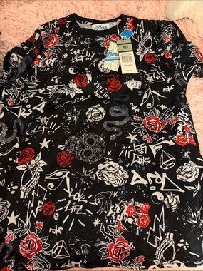 fresh Black Short-Sleeve Tee with Red Roses & White Graphics